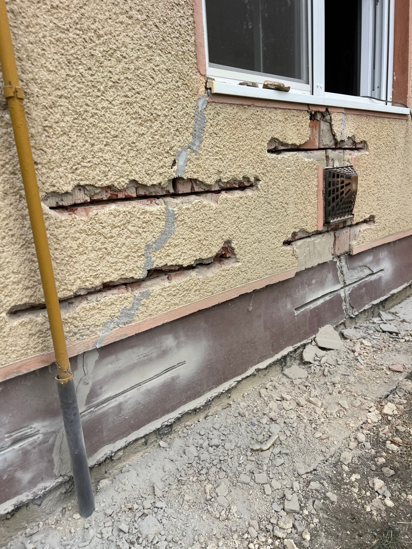Falvarrás – repedések megerősítése